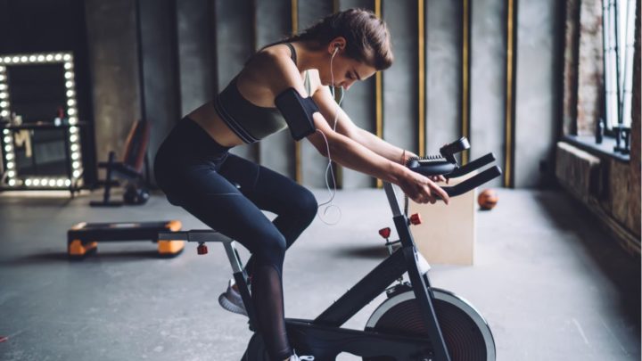 Ćwiczenie na spinningowym rowerze – co daje i jak go wykorzystać
